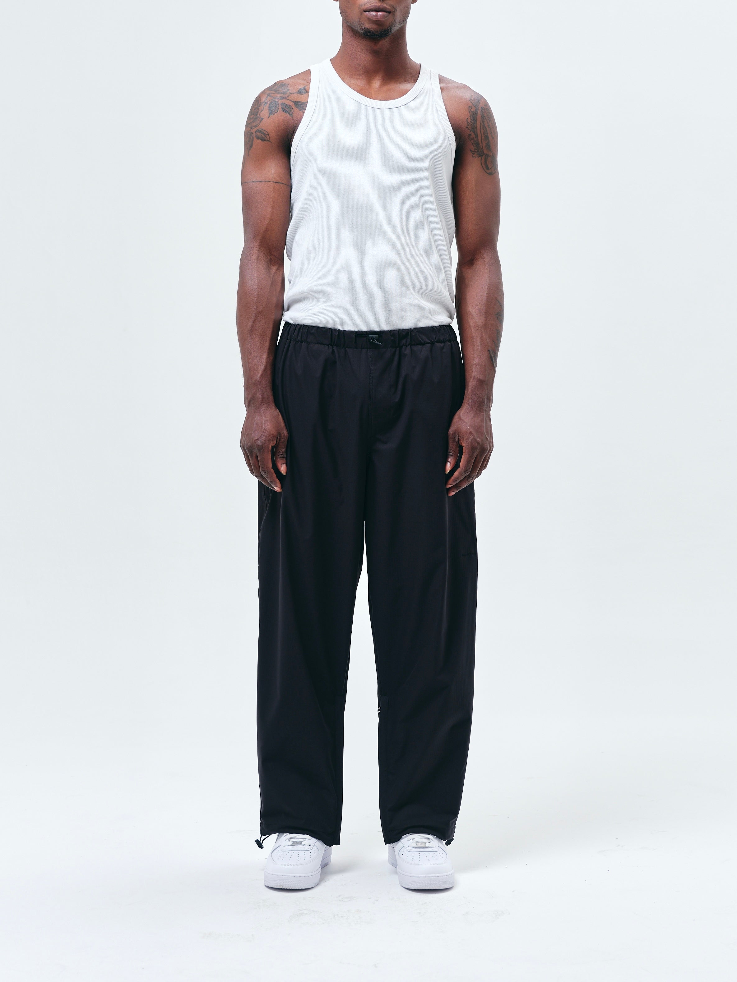 トラックパンツ