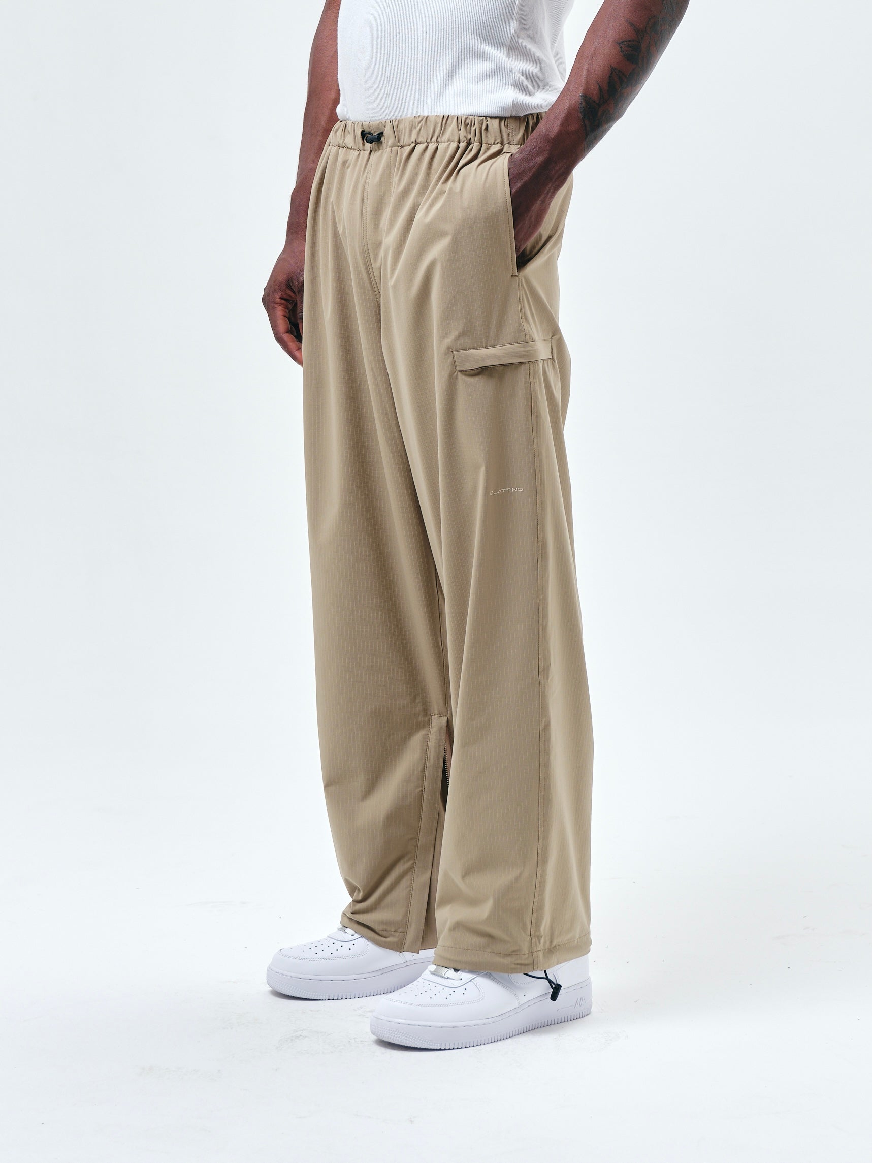 トラックパンツ