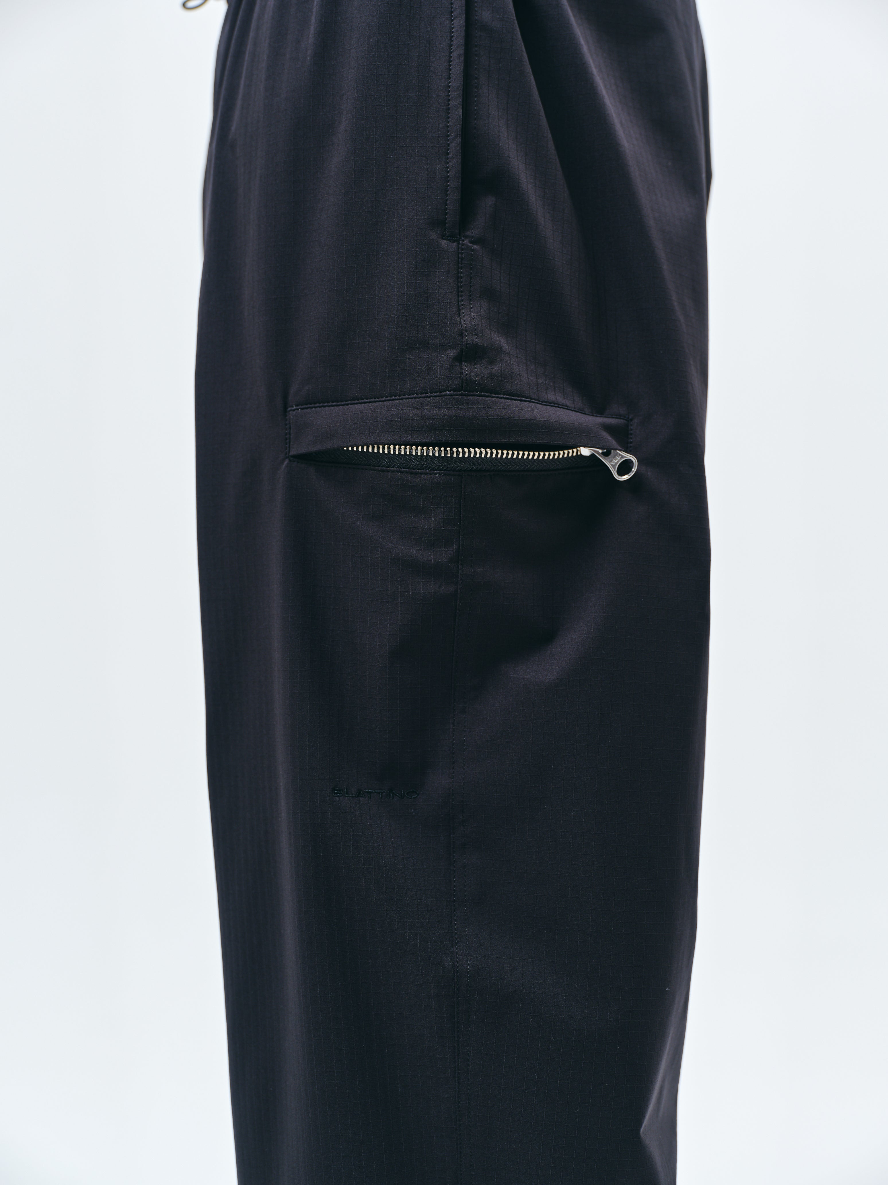 トラックパンツ