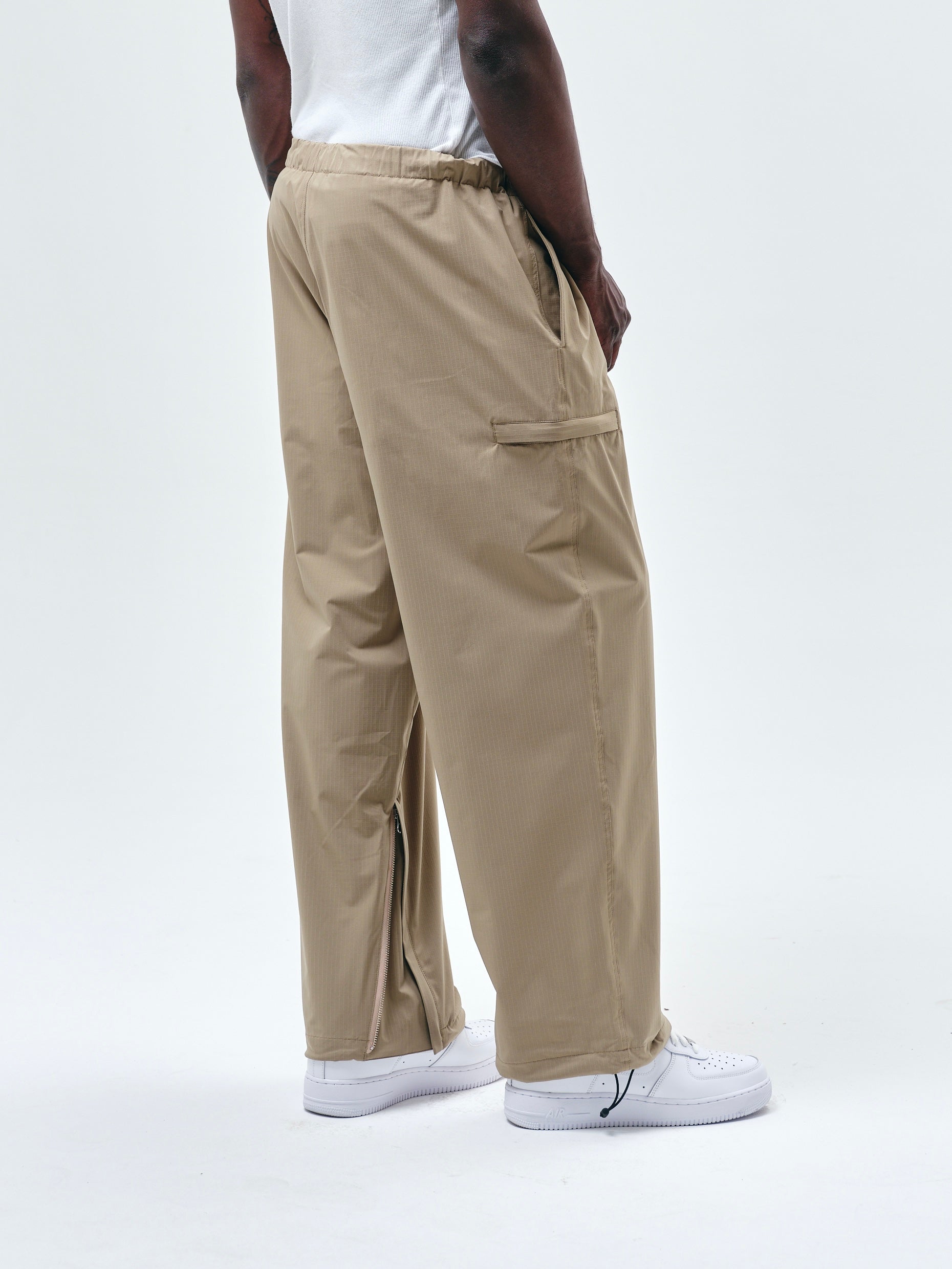 トラックパンツ