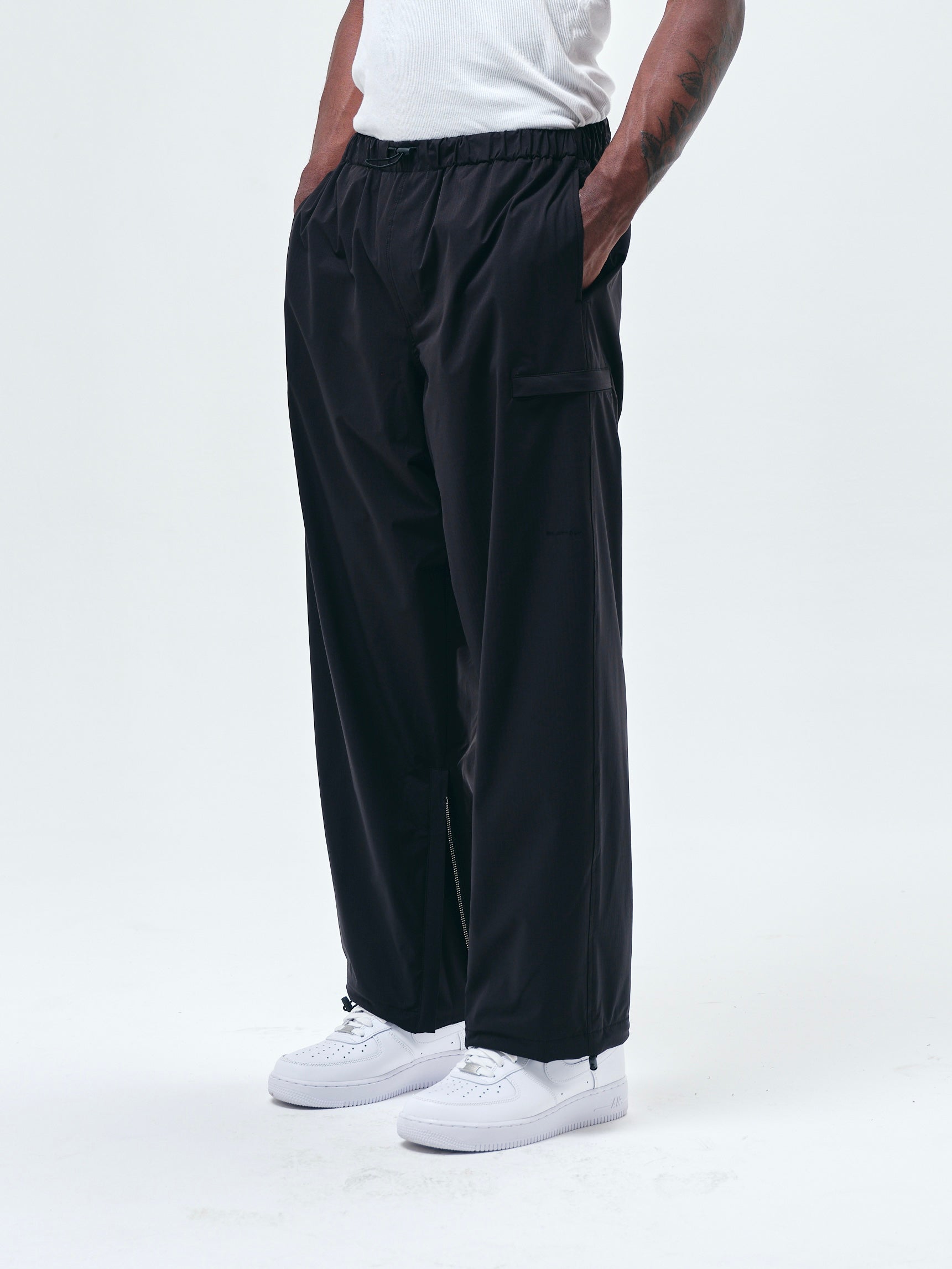 トラックパンツ