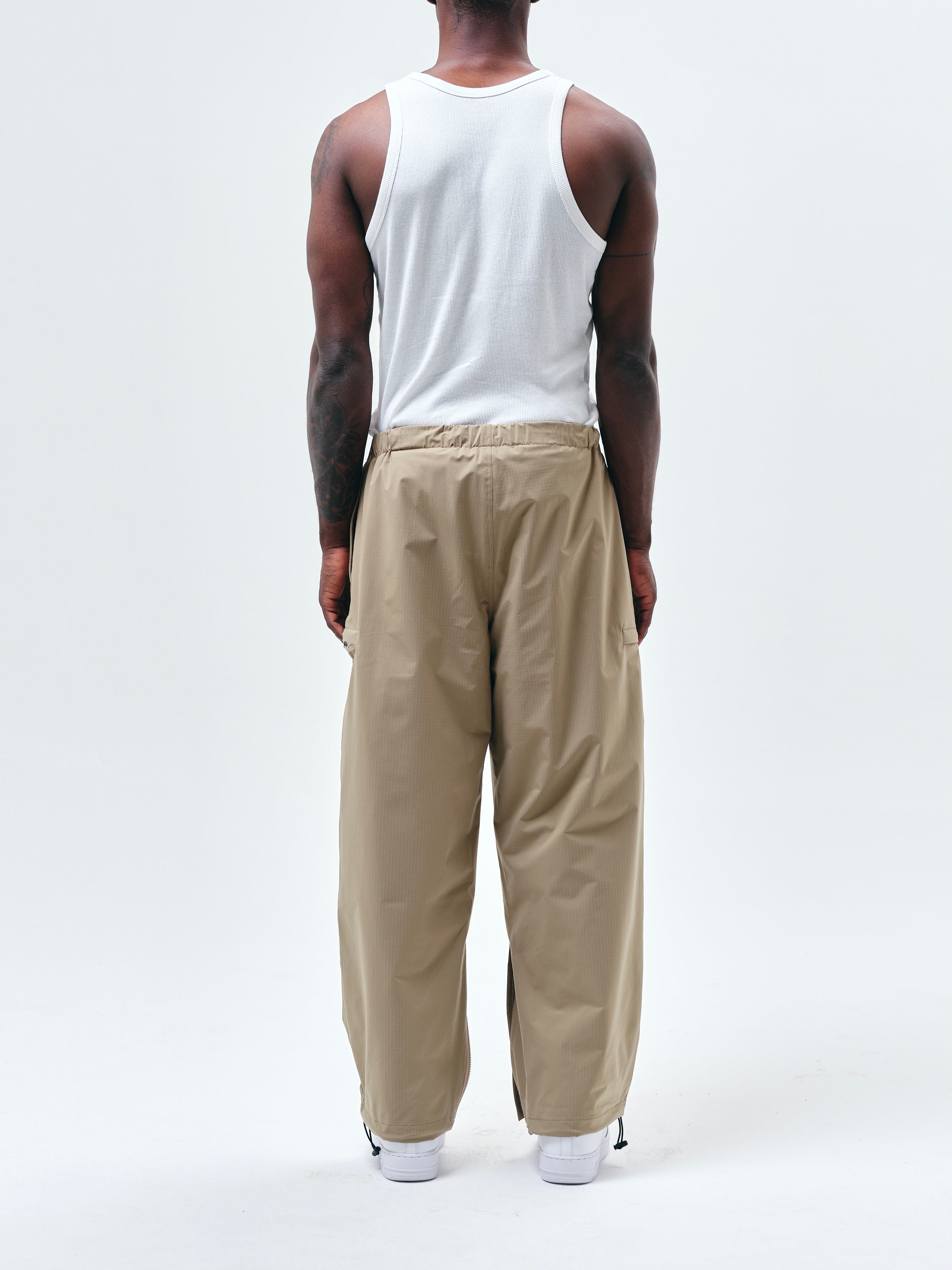 トラックパンツ