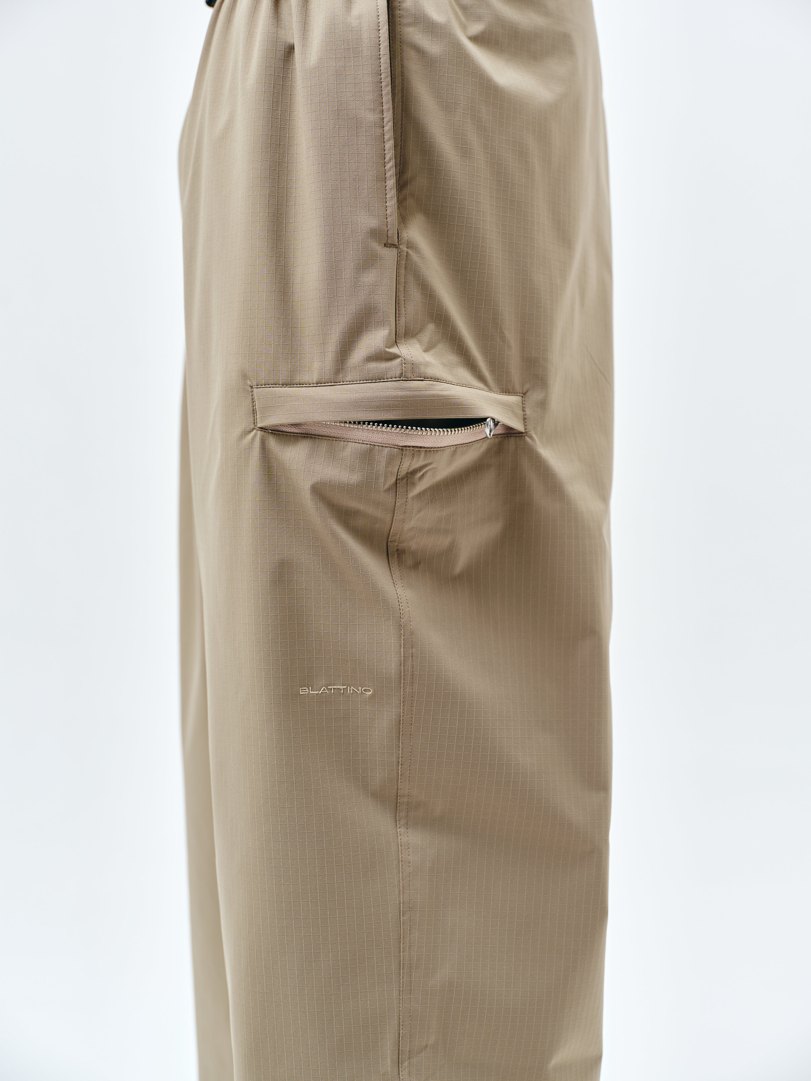 トラックパンツ