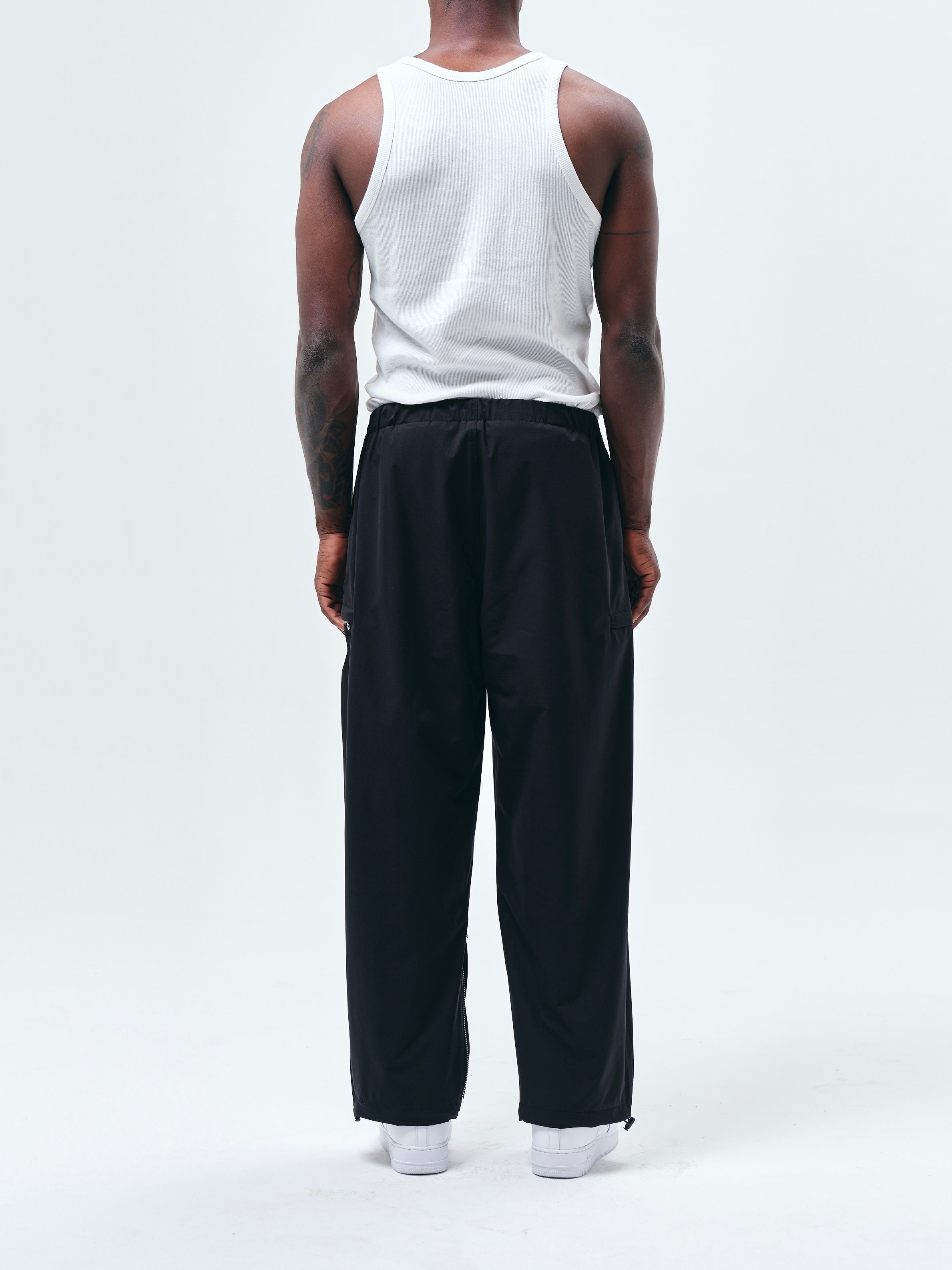 トラックパンツ