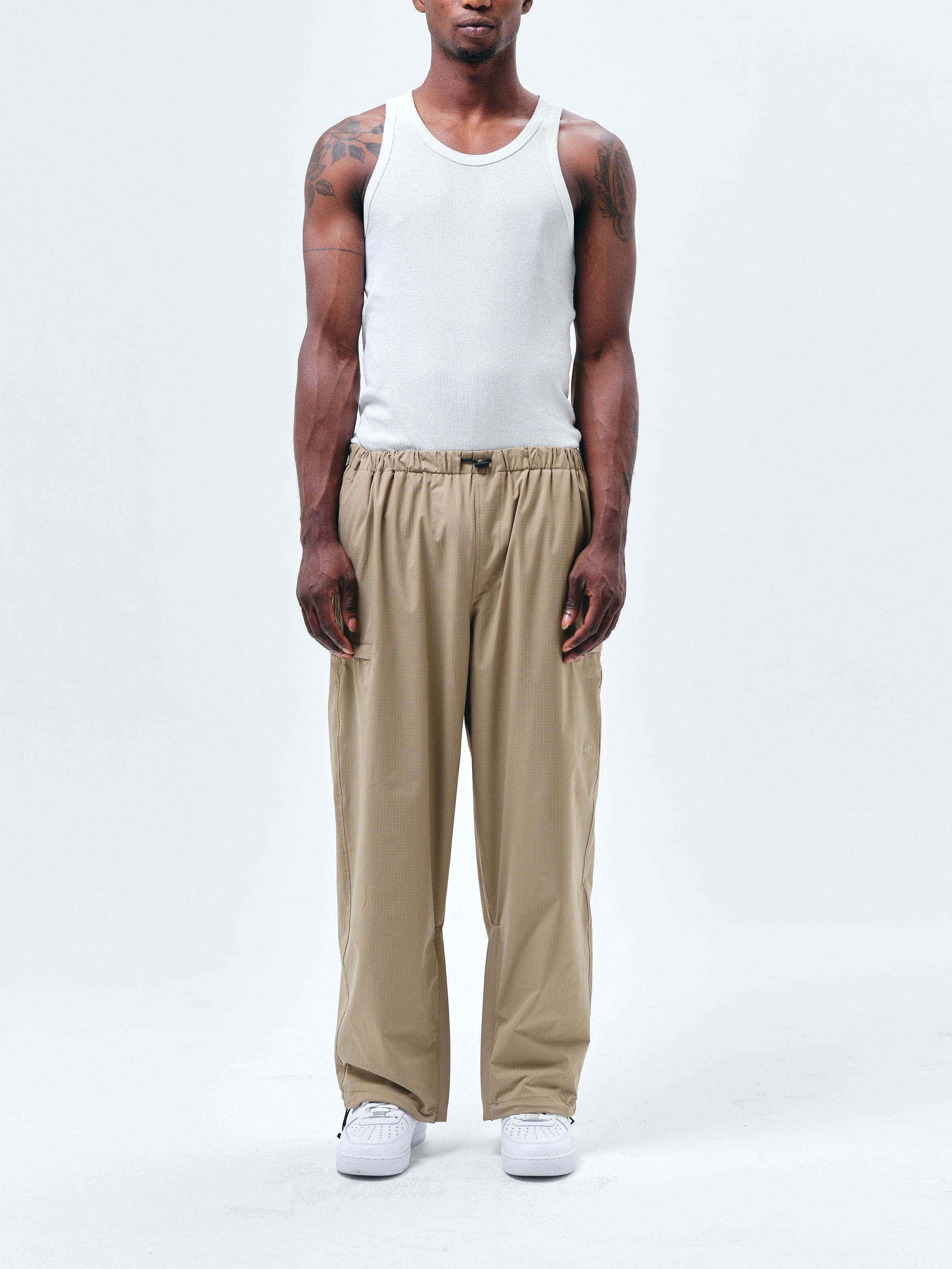 トラックパンツ